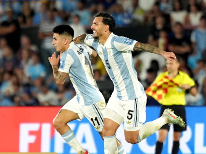 Argentina vence Uruguai e dispara na liderança das Eliminatórias