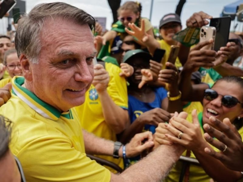 Bolsonaro reúne apoiadores em ato na orla de Copacabana e defende anistia