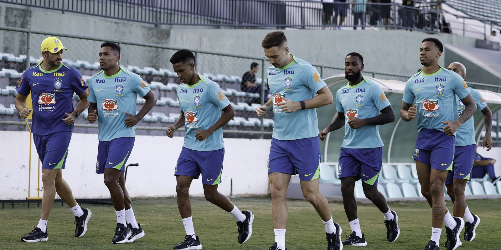 Eliminatórias: Dorival comanda primeiro treino com grupo completo