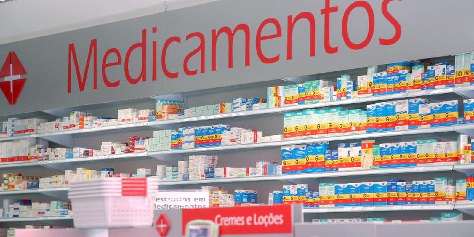 Entidades criticam permissão para farmacêutico prescrever medicamento