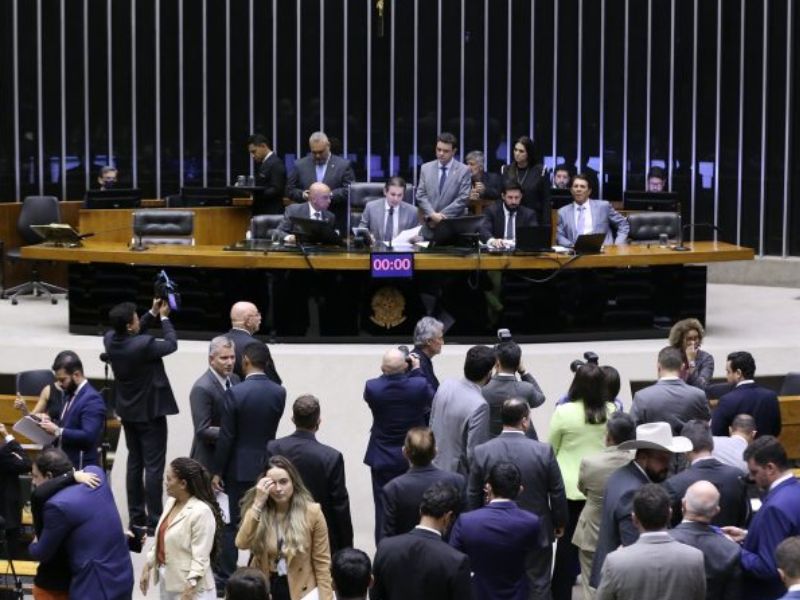 Bolsonaristas travam isenção de IR até R$ 5 mil para insistir na anistia a golpistas