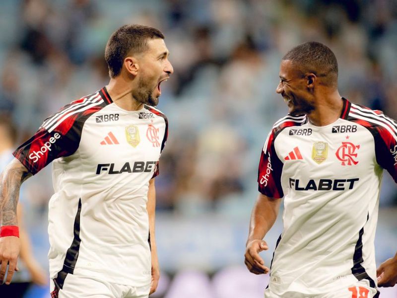 Flamengo vence Grêmio para assumir liderança do Brasileirão