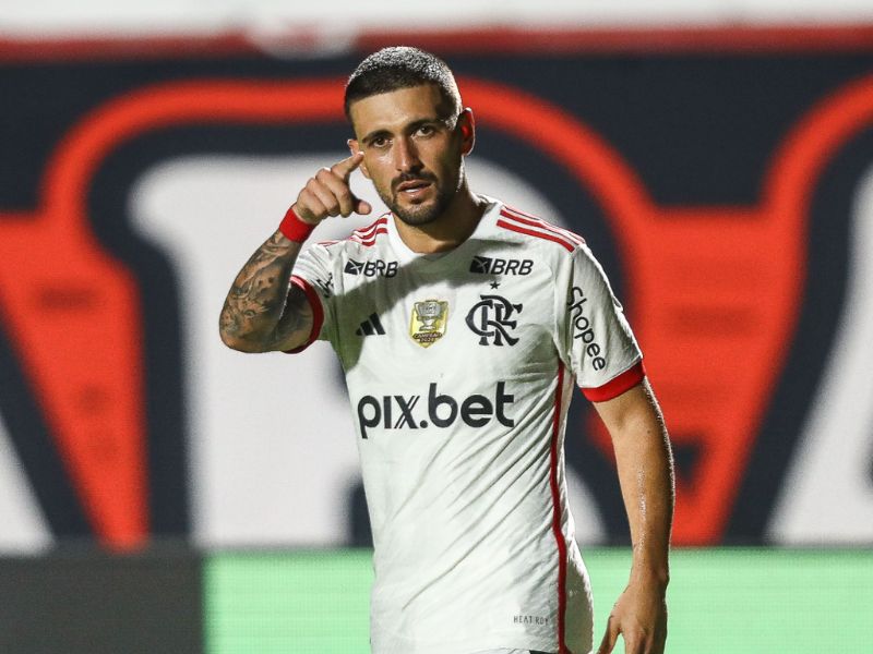 Flamengo vence Vitória com gols de Arrascaeta e Bruno Henrique