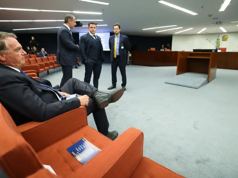 Moraes dá cinco dias para Bolsonaro e réus apresentarem defesa prévia