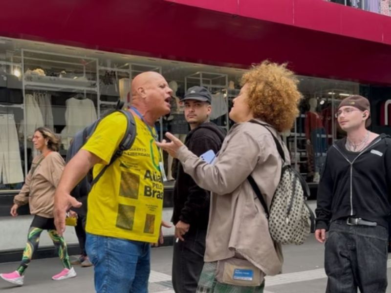 Mulher é cercada por bolsonaristas ao gritar "sem anistia" em manifestação