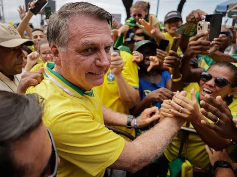 "Se eu estivesse no Brasil eu teria sido preso", revela Bolsonaro sobre 8/1