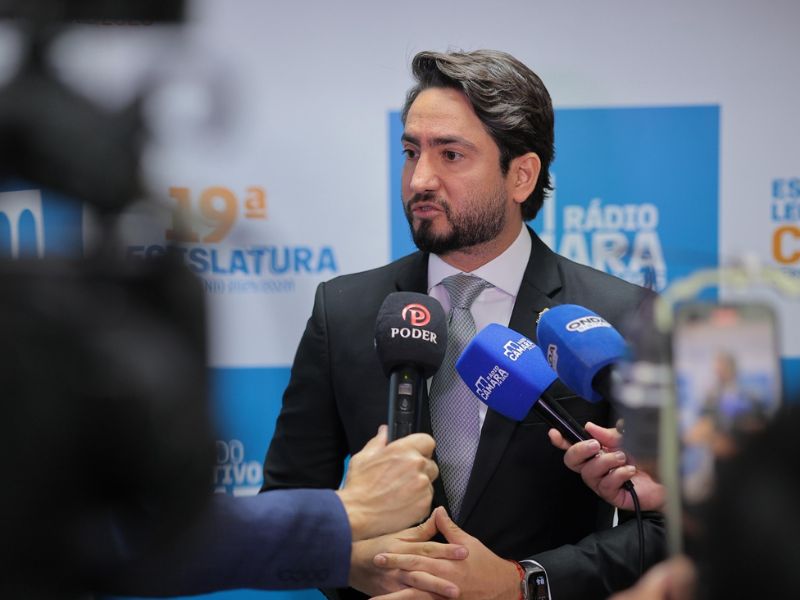 Vereador Diego Afonso assina requerimento para abertura de CPI, na CMM