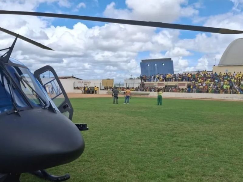 Vídeo mostra momento de tensão e oração de apoiadores após Bolsonaro passar mal