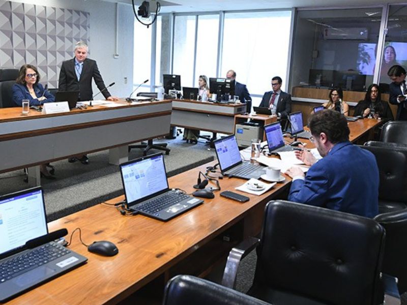 senadores propõem liberar armas para mulher a partir de 19 anos