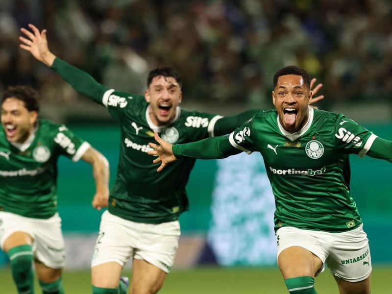 Vitor Roque marca nos acréscimos para levar Palmeiras à liderança do Brasileirão