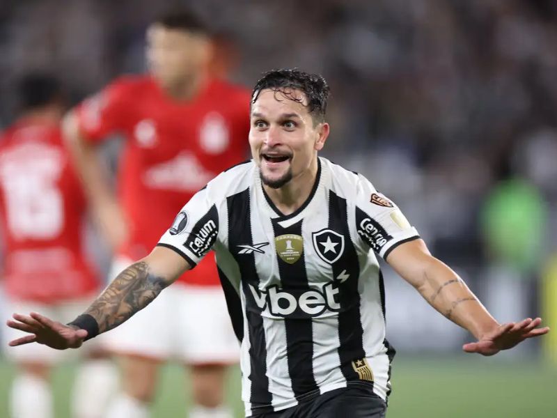 Artur marca golaço e Botafogo vence Estudiantes na pressão