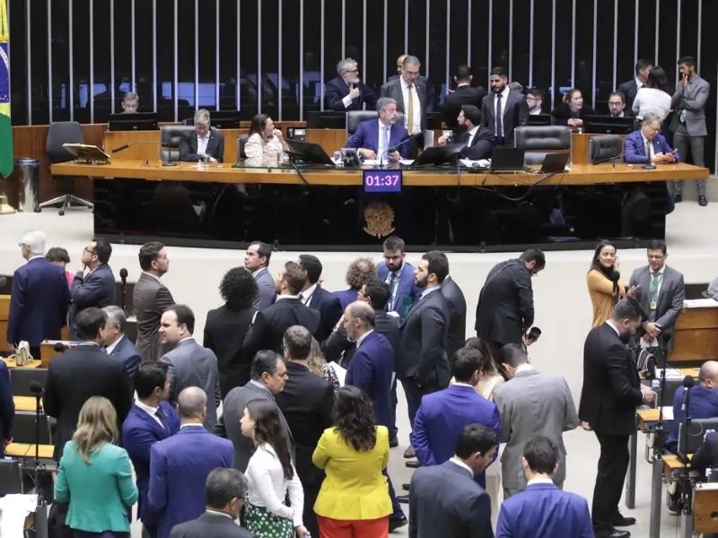 Câmara analisa urgência de projeto que amplia vagas de deputados para o Amazonas
