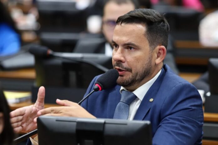 Deputado Alberto Neto é citado em investigação sobre fraudes bilionárias no INSS