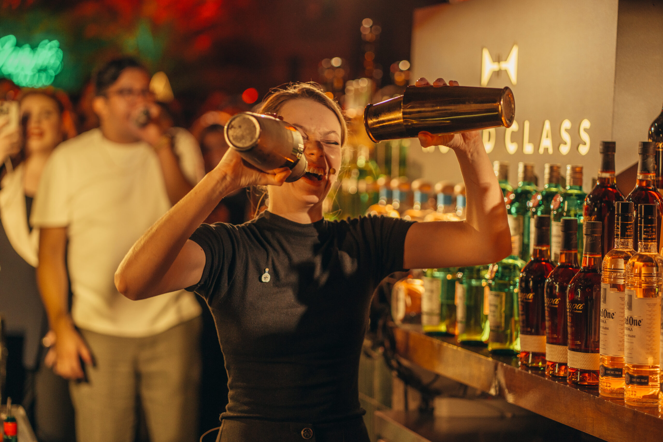 Dia do Coquetel: Conheça os 12 bartenders que estão reinventando o copo no Brasil.