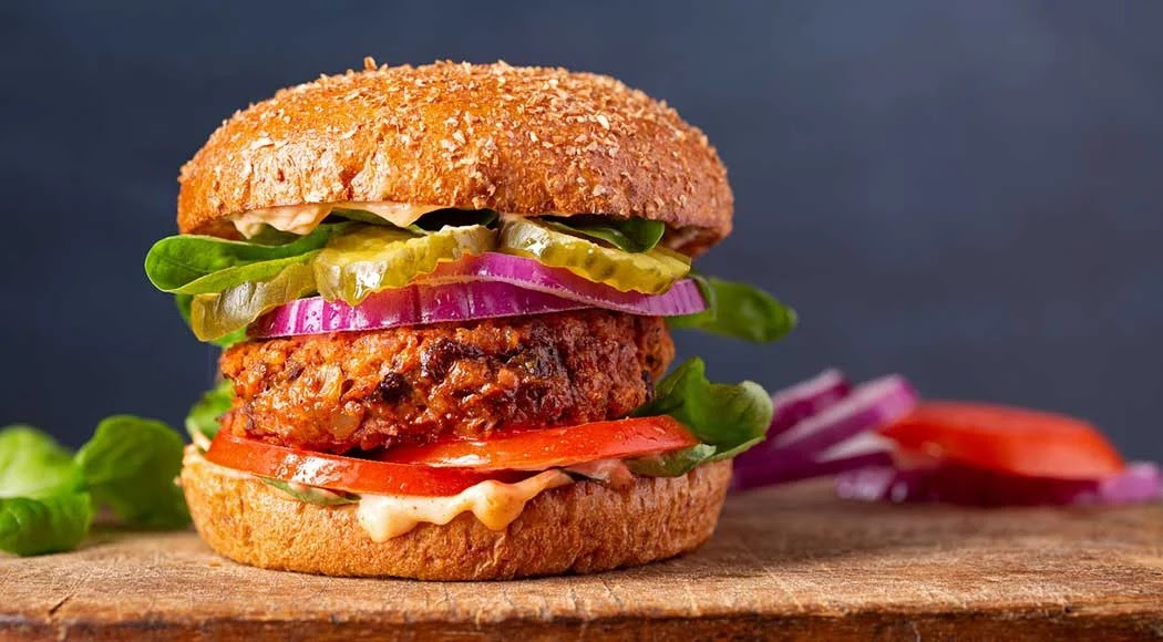 Dia do Hambúrguer: que tal preparar uma versão vegana deliciosa em casa?