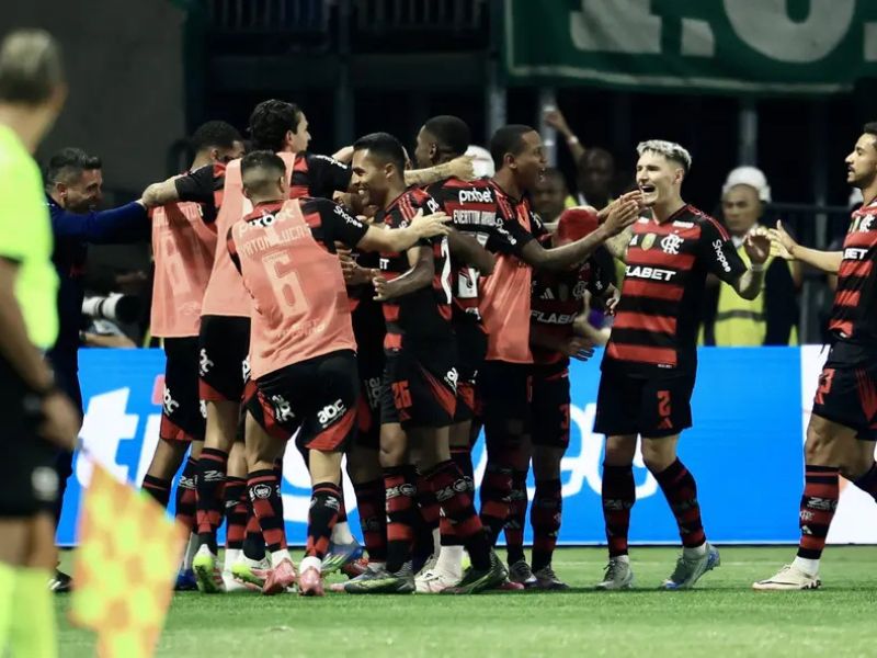 Flamengo vence o Palmeiras no Allianz Parque e cola na liderança 