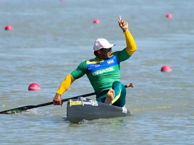Isaquias Queiroz garante ouro na Copa do Mundo de canoagem velocidade