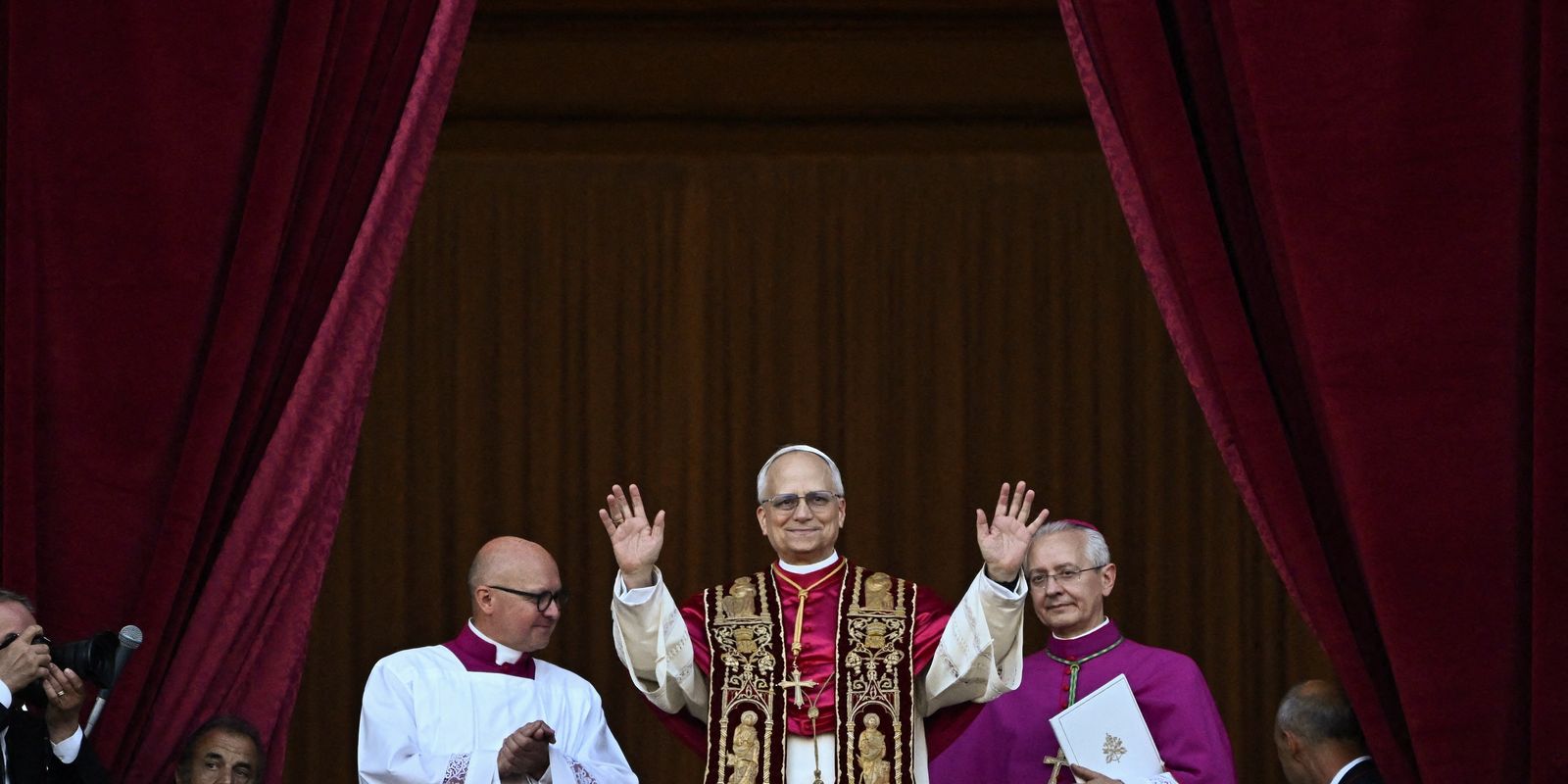 Lula cumprimenta novo papa e pede continuidade do legado de Francisco