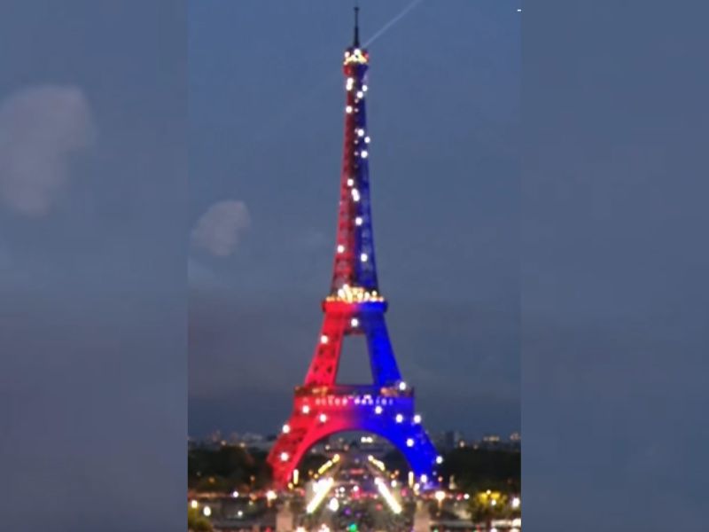 Torre Eiffel se ilumina em azul e vermelho para celebrar título inédito do PSG