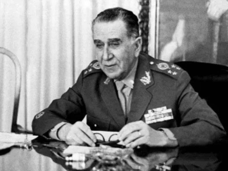 Universidade revoga título honoris causa concedido ao ex-presidente Médici