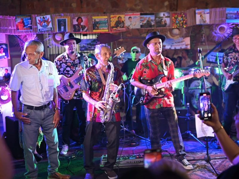 Caravana Beiradão invade o Largo São Sebastião com música de qualidade e muito humor