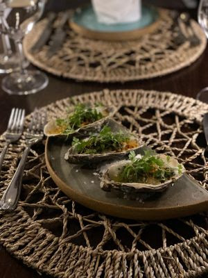 Para surpreender no jantar a dois: aprenda a receita de ostra gratinada do chef Duba, sucesso no litoral catarinense