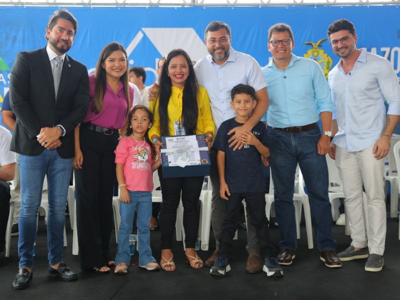 Wilson Lima entrega novo residencial do Prosamin+ para famílias que viviam em áreas de risco