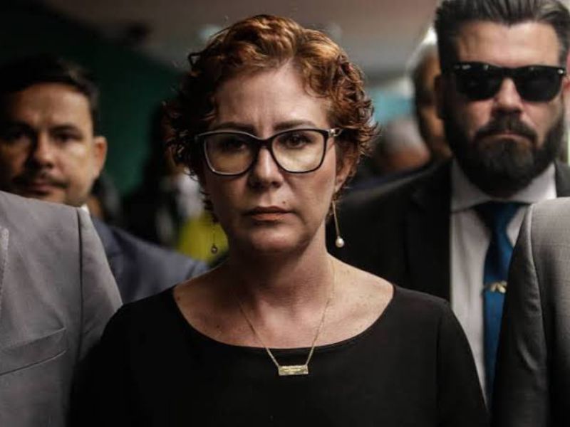 Zambelli deixa o Brasil após ser condenada a 10 anos de prisão pelo STF