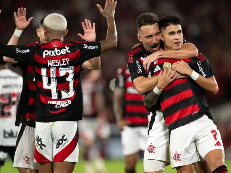 Flamengo domina o São Paulo, vence por 2 a 0 no Maracanã e assume liderança