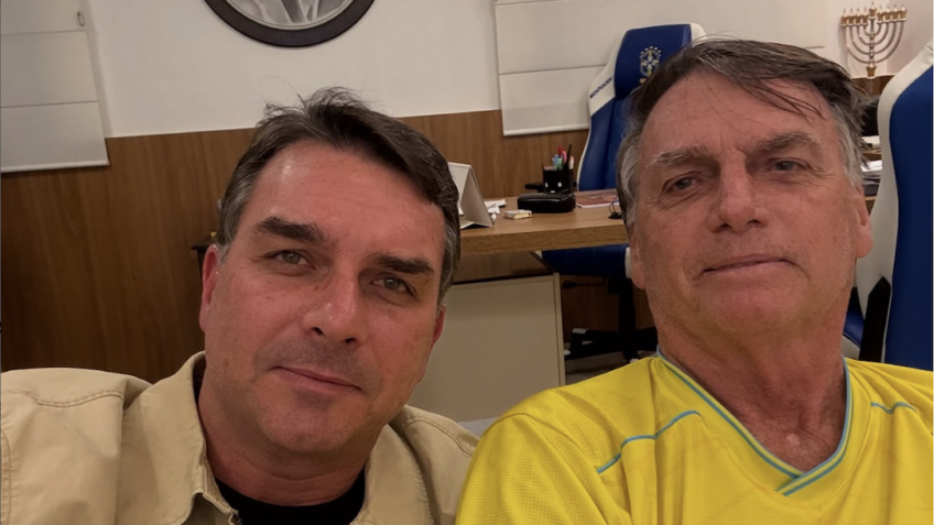 Flávio Bolsonaro deixou o Brasil antes de operação da PF contra o pai