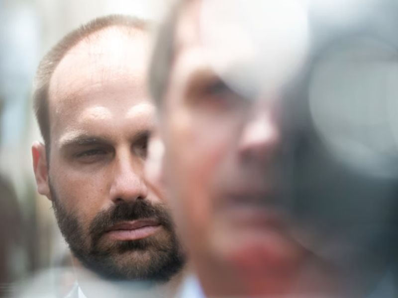 Imagem mostra Eduardo Bolsonaro atrás do pai