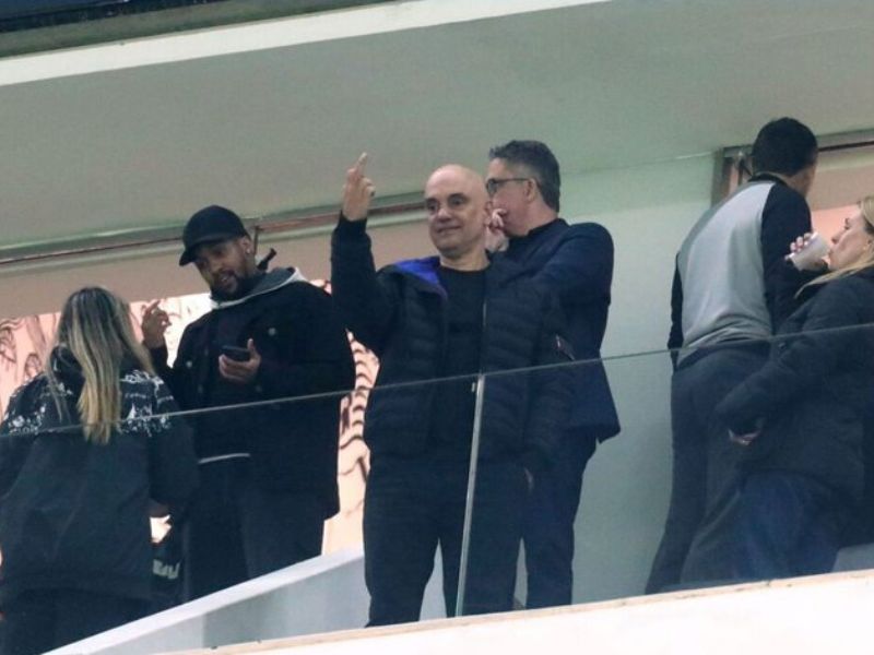 Alexandre de Moraes dando cotoco à torcida