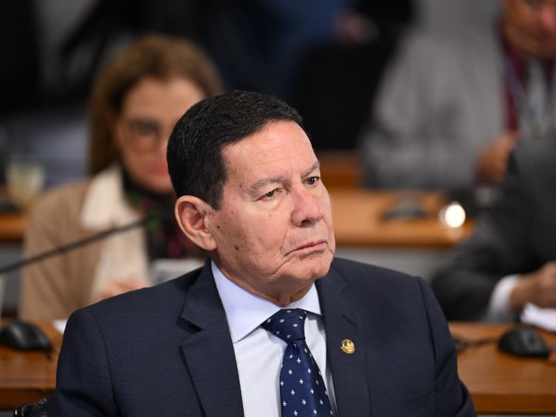 Mourão defende Bolsonaro, mas afirma que Trump não deve 'meter o bedelho' no Brasil