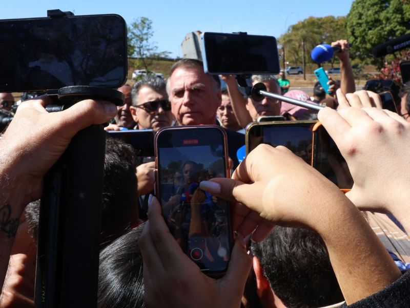 Pen drive de Bolsonaro tem pouco conteúdo, dizem investigadores; foco é o celular
