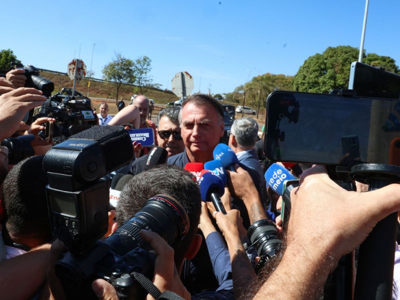 'Vou perguntar pra Michelle', diz Bolsonaro desconhecer pen drive