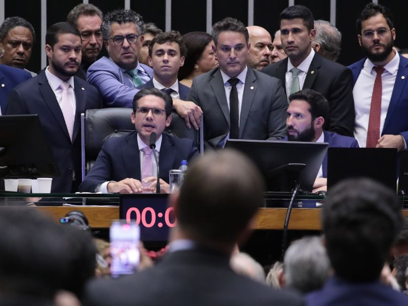 Ao abrir sessão na Câmara, Hugo Motta afirma que não se pode negociar a democracia