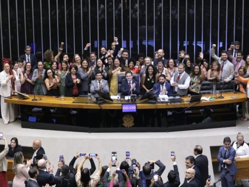 Câmara aprova 'ECA Digital' e impõe regras para redes sociais protegerem crianças