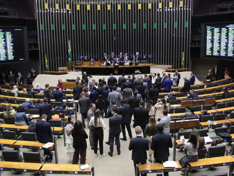Câmara aprova urgência para projeto que tira da Justiça Militar casos de estupro contra civis