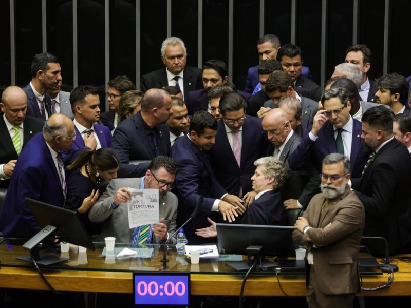 Câmara pede a suspensão de cinco deputados após protesto