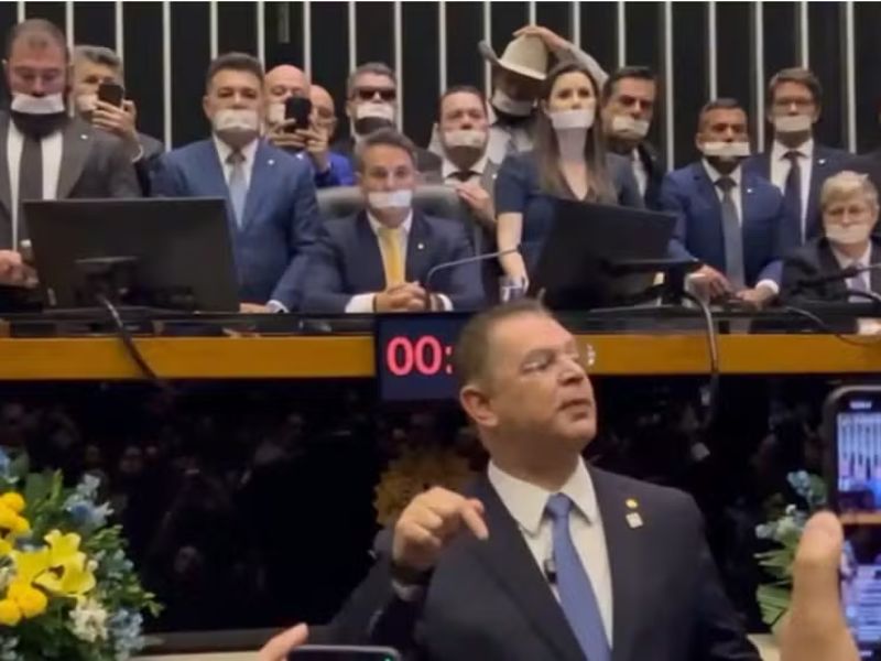 Com sessão virtual no Senado, Câmara ameaça suspender deputados que ocupam plenário