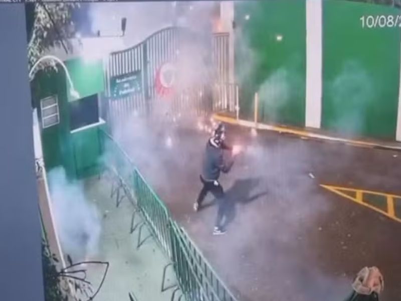 Em crise com torcida, Palmeiras é alvo de ataque com bomba durante concentração