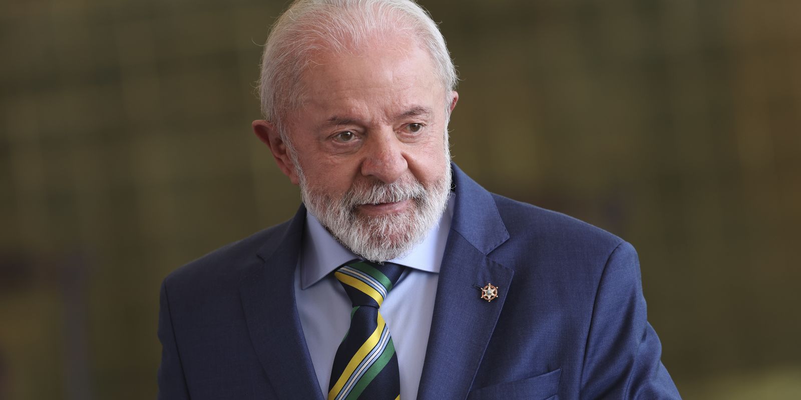 Em vídeo a Trump, Lula planta uva e diz semear comida e não ódio