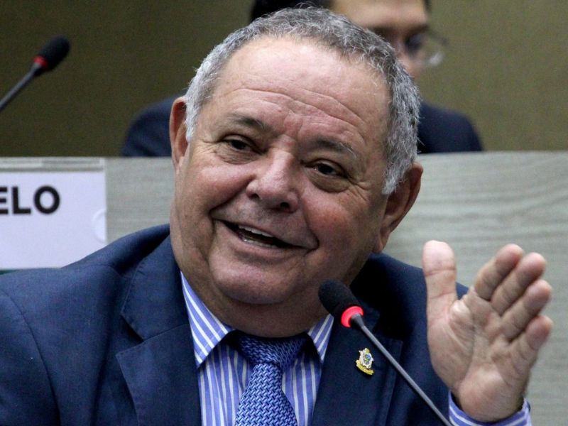 Gedeão Amorim é multado em R$ 15 mil por contratações irregulares com dinheiro do Fundeb