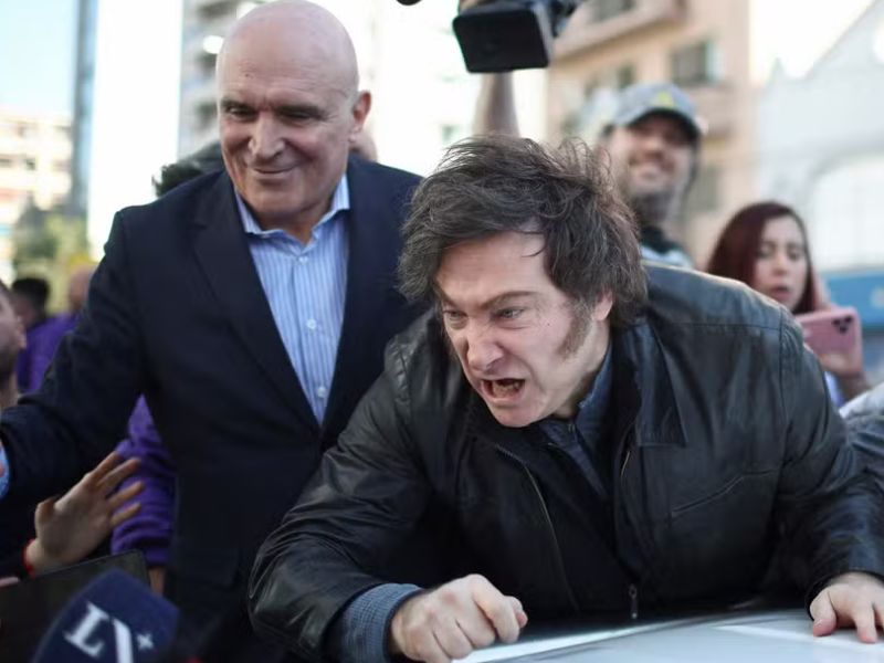 Javier Milei é atacado com pedras durante carreata em Buenos Aires