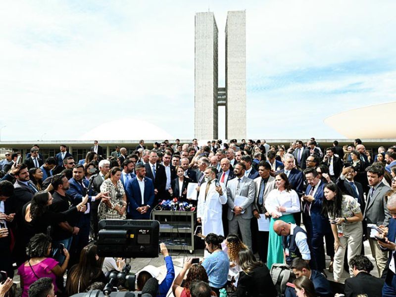 Oposição consegue 41 assinaturas para pedir impeachment de Moraes