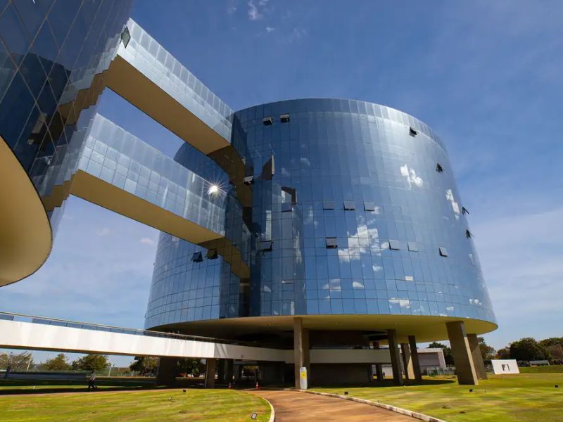 STF manda PGR se manifestar sobre 'risco de fuga' de Bolsonaro para Argentina