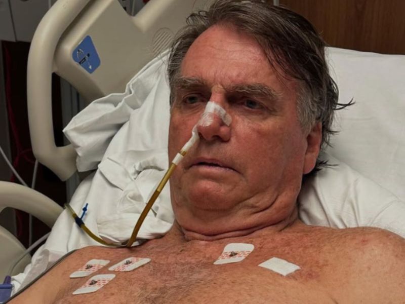 Bolsonaro volta a passa mal com soluços e vômitos e médico é chamado