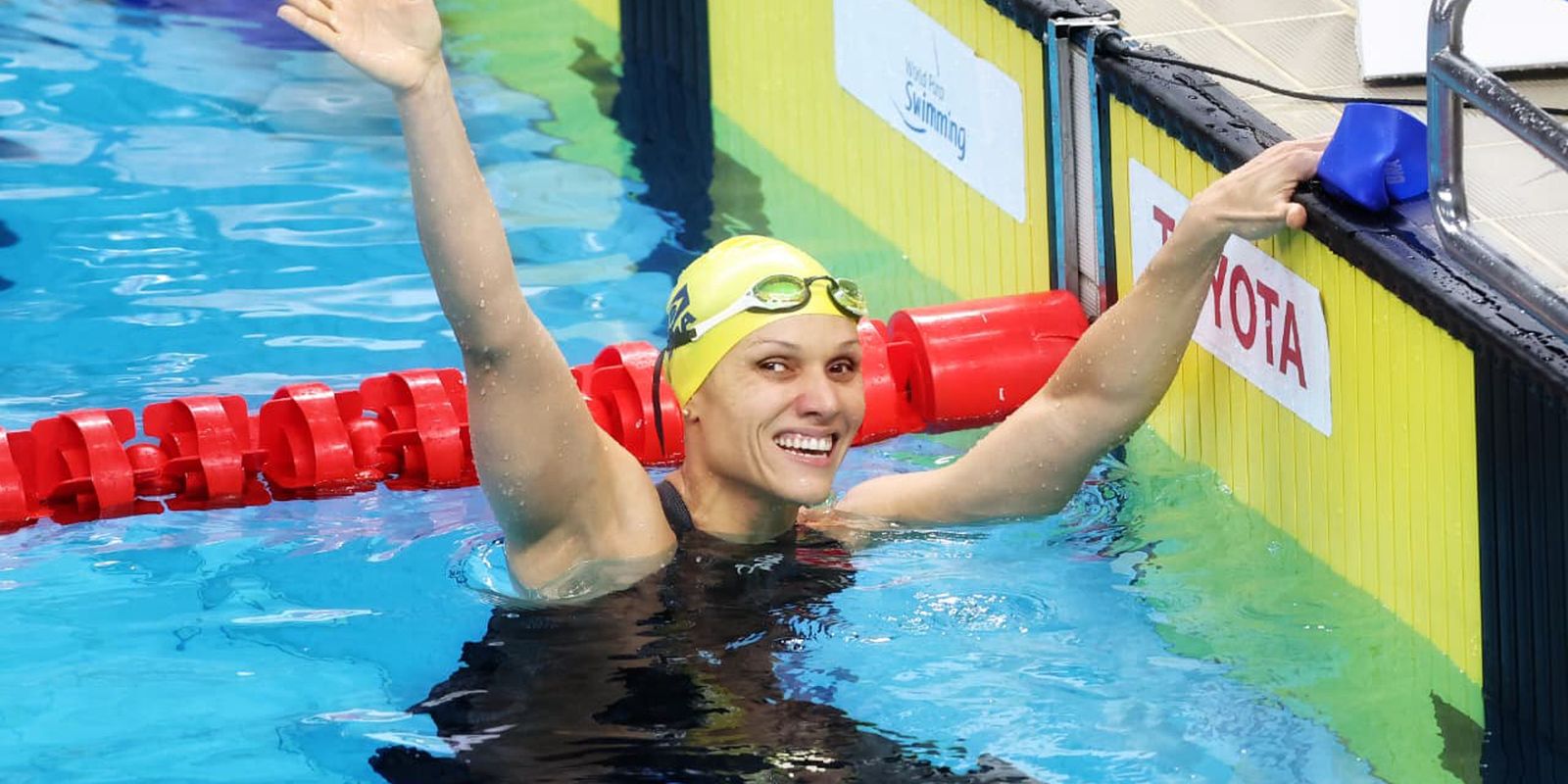 Carol Santiago é tricampeã mundial dos 100m costas em Singapura