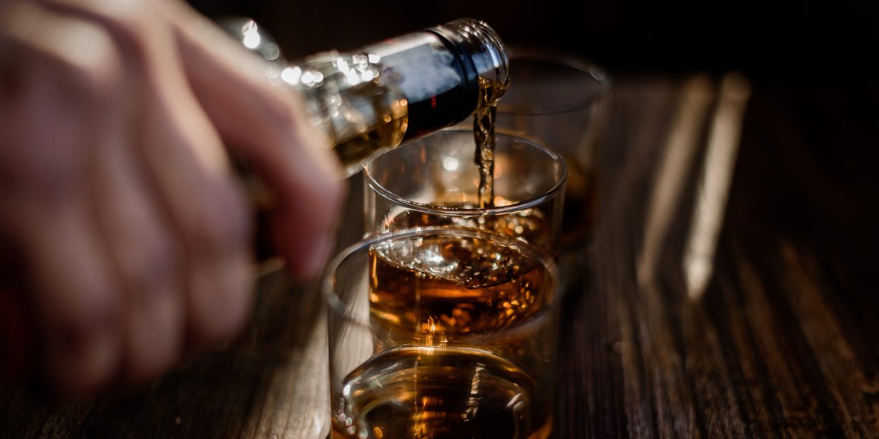 Dia da Cachaça: descubra 9 curiosidades sobre a bebida