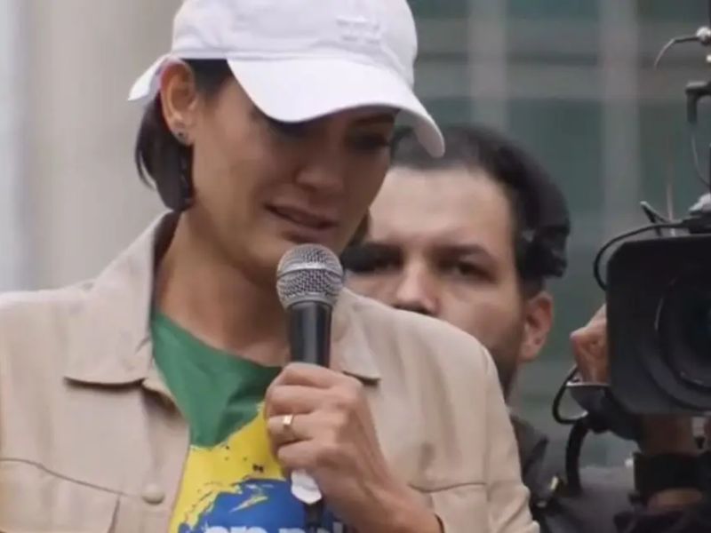 Michelle chora ao relatar ‘humilhação’ na prisão domiciliar de Bolsonaro; VÍDEO
